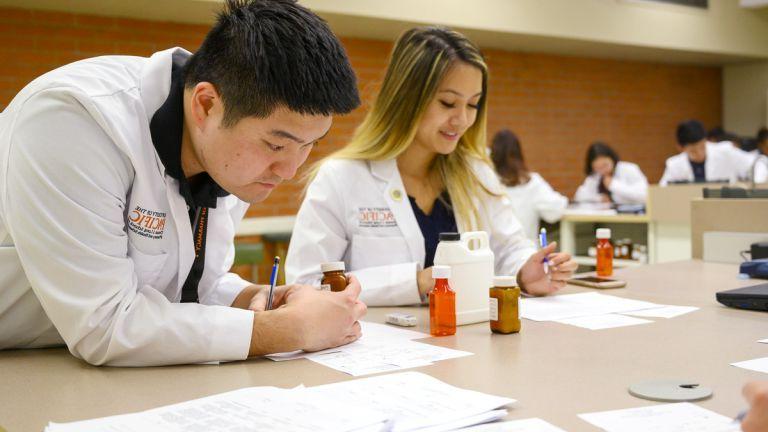 药学专业的学生在复方实验室