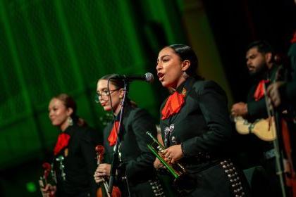 Mariachi Ocelotlán performing