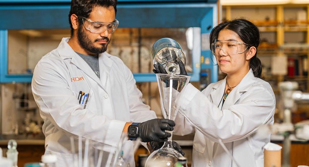 Two students working in a re搜索 lab