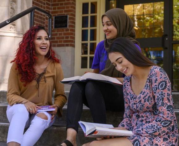 社会学学生Catalina Vasquez(左)，Brianna Rojas(右)和Rahila Shah(右)